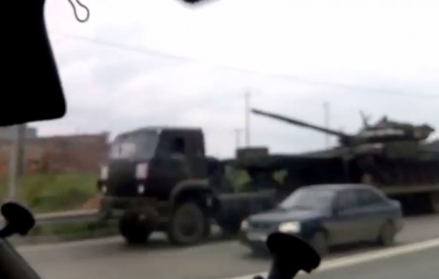 EKTAKTO: Ρωσικά τανκς κατευθύνονται στα σύνορα με την Ουκρανία