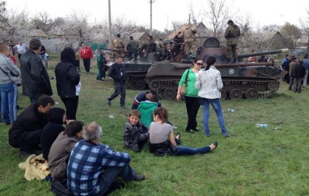 Οι «τρομοκράτες» κάνουν… πικ νικ δίπλα στα ουκρανικά τανκς