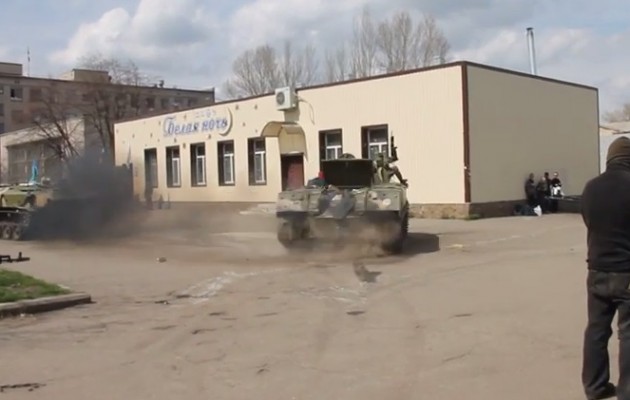 Απίστευτο ΒΙΝΤΕΟ: Οι Ρώσοι κάνουν «κωλίδια» με τα ουκρανικά τανκς