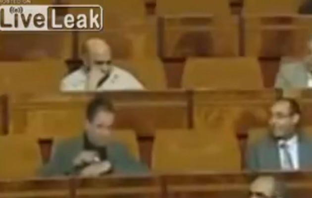 Απίστευτο: Βουλευτής σνιφάρει κοκαΐνη μέσα στη… Βουλή (βίντεο)