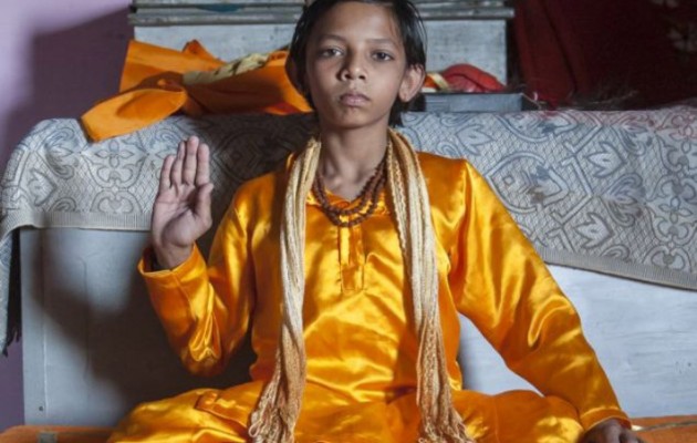 Νεαρός με ουρά στην Ινδία λατρεύεται ως θεός!