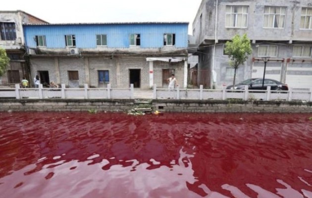Κίνα: Ποτάμι έγινε κόκκινο σαν αίμα μέσα σε μια νύχτα (εικόνες)