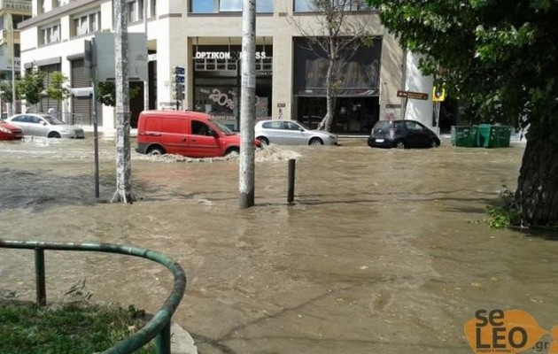 Θεσσαλονίκη: Πλημμύρισε λεωφόρος χωρίς να… βρέξει σταγόνα στην περιοχή (φωτογραφίες)