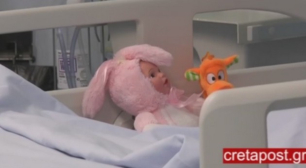 Συγκλονίζει και συγκινεί το 17 μηνών κορίτσι που σώθηκε από το ναυάγιο