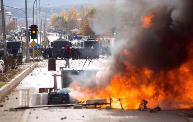 Άγριες συγκρούσεις Κούρδων και τουρκικής αστυνομίας (φωτογραφίες)