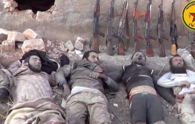 Σκληρό Βίντεο: Οι Κούρδοι δείχνουν τους νεκρούς τζιχαντιστές στην Κομπάνι