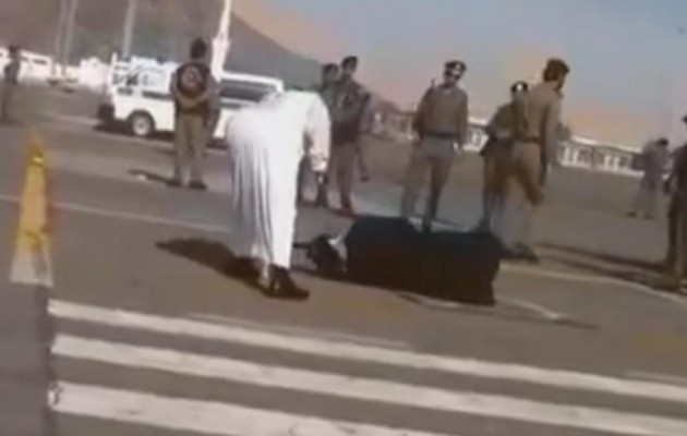 Σαουδική Αραβία: Έσυραν γυναίκα στο δρόμο και την αποκεφάλισαν (βίντεο)