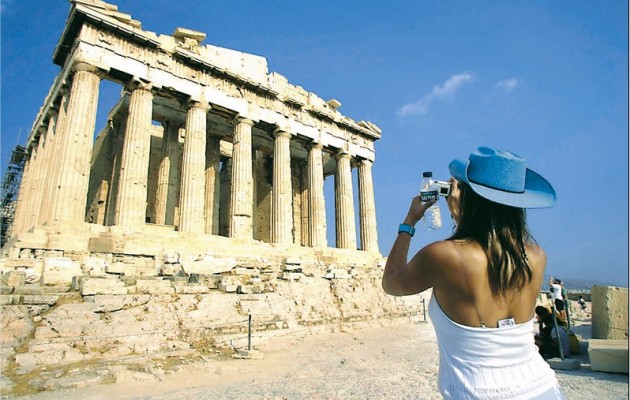 Νέο ρεκόρ: 25 εκατ. τουρίστες θα επισκεφθούν φέτος την Ελλάδα
