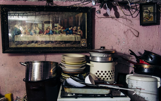 Washed dishes and a copy of Leonardo da VinciΥs painting The Last SupperΣ are seen in the tunnel. The tunnels inhabitants use generators to produce electricity for lights, fans, stereos, refrigerators and television.