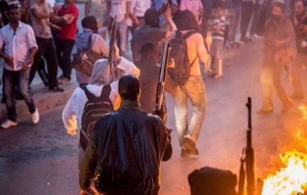 Αλεβίτες διαδηλωτές με καραμπίνες απέναντι στην τουρκική αστυνομία