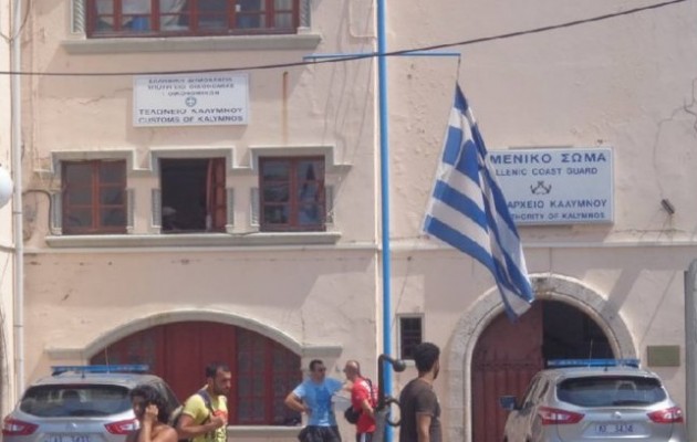 Ομάδα προσφύγων προσπάθησε να κατεβάσει την Ελληνική Σημαία στην Κάλυμνο