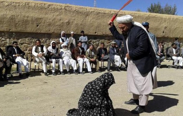 Ταλιμπάν μαστίγωσαν μπροστά σε πλήθος γυναίκα και άντρα για μοιχεία