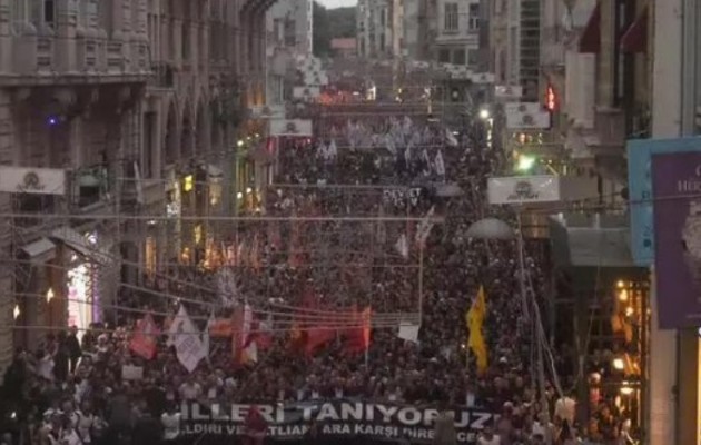 «Ερντογάν δολοφόνε» το σύνθημα χιλιάδων διαδηλωτών στην Τουρκία