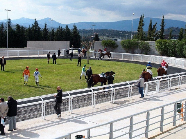 Επίδειξη των ίππων στο πάντοκ πριν την ιπποδρομία