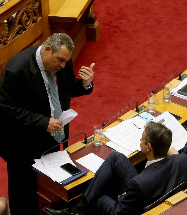 Ο υπουργός Εθνικής Άμυνας Πάνος Καμμένος και οπρόεδρος της Νέας Δημοκρατίας Κυριάκος Μητσοτάκης συνομιλούν στην ολομέλεια της Βουλής , Κυριακή 22 Μαΐου 2016. Διεξάγεται για δεύτερη ημέρα στην ολομέλεια Βουλής η συζήτηση και στην συνέχεια η ψήφιση του σχεδίου νόμου του Υπουργείου Οικονομικών «Επείγουσες διατάξεις για την εφαρμογή της Συμφωνίας δημοσιονομικών στόχων και Διαρθρωτικών Μεταρρυθμίσεων και άλλες διατάξεις. ΑΠΕ-ΜΠΕ/ΑΠΕ-ΜΠΕ/Παντελής Σαίτας