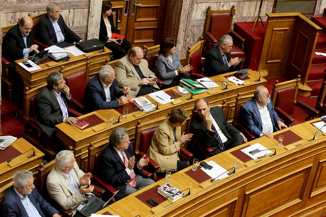 Υπουργοί χειροκροτούν στην ολομέλεια της Βουλής , Κυριακή 22 Μαΐου 2016. Διεξάγεται για δεύτερη ημέρα στην ολομέλεια Βουλής η συζήτηση και στην συνέχεια η ψήφιση του σχεδίου νόμου του Υπουργείου Οικονομικών «Επείγουσες διατάξεις για την εφαρμογή της Συμφωνίας δημοσιονομικών στόχων και Διαρθρωτικών Μεταρρυθμίσεων και άλλες διατάξεις. ΑΠΕ-ΜΠΕ/ΑΠΕ-ΜΠΕ/Παντελής Σαίτας