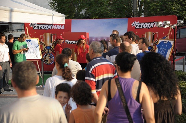 Όλοι για μια φωτογραφία με το κύπελλο του EURO 2004