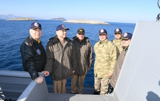 Τουρκικά καραγκιοζιλίκια στα Ίμια – Ένας διαλυμένος στρατός φωτογραφίζεται στα Ίμια