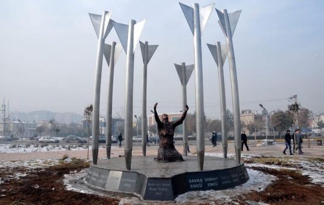 Οι Τούρκοι κατέστρεψαν το μνημείο της Σφαγής του Ρομπόσκι στην Άμιδα (φωτο)
