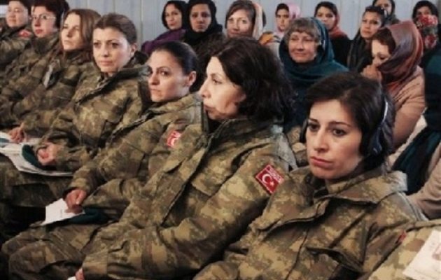 Ελεύθερη η μαντίλα στον τουρκικό στρατό – Οι ισλαμιστές ντύνουν τις στρατιωτίνες… χανουμάκια