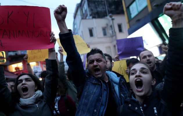 Κωνσταντινούπολη: Άρχισε η αμφισβήτηση Ερντογάν – Χιλιάδες Τούρκοι στους δρόμους