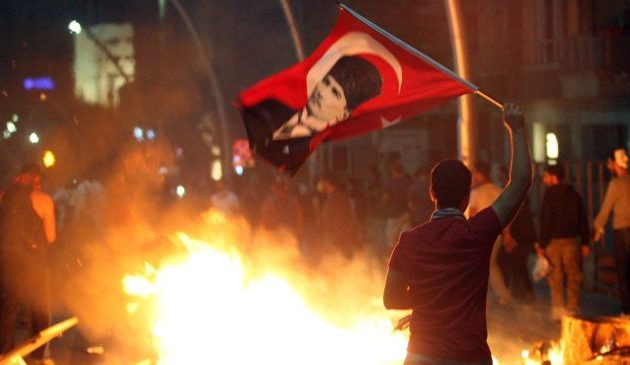 Ο διχασμός της τουρκικής κοινωνίας την οδηγεί σε εξωθεσμικό ξεκαθάρισμα λογαριασμών