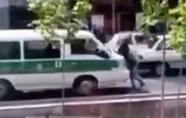 Αστυνομικό όχημα στο Ιράν πατάει γυναίκα επειδή δεν φορούσε σωστά τη χιτζάμπ (βίντεο)