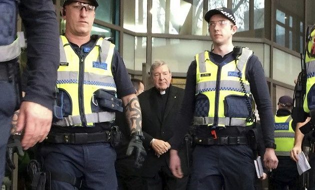 Στο «σκαμνί» για δεκάδες σεξουαλικά εγκλήματα το δεξί χέρι του Πάπα