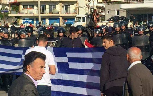 Οι Έλληνες στη Χειμάρρα ψέλνουν τον Εθνικό Ύμνο μπροστά στα ΜΑΤ του καθεστώτος των καρτέλ (βίντεο)