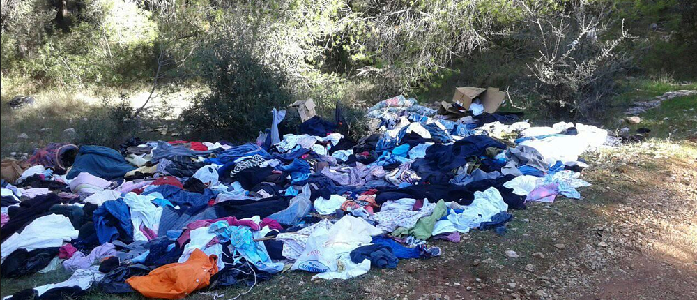 Σάλος από καταγγελίες: Πετούν τα ρούχα που φθάνουν για βοήθεια στη Μάνδρα aff1fbbe 878b 43ce b7da 38e314d93b3b