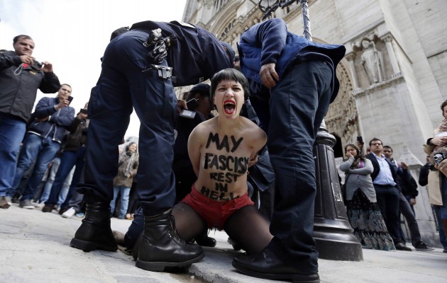 Οι FEMEN ποζάρουν στο facebook και προκαλούν τη διαδικτυακή λογοκρισία!