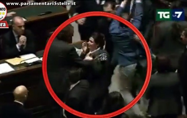 Έπεσε ξύλο στην ιταλική Βουλή