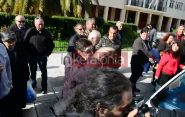 Η κραυγή της Κεφαλονίτισας μάνας: “Κύριε Σαμαρά, φέρτε πίσω τα παιδιά μας!”