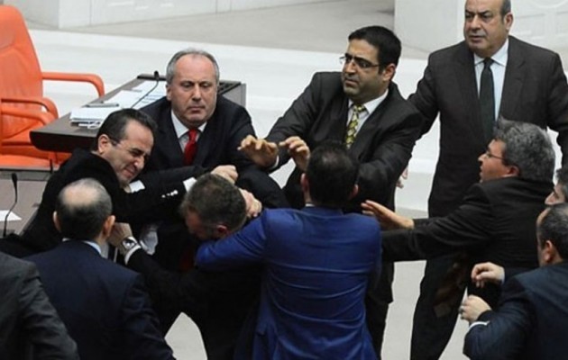 Μπουνιές και τραυματισμοί στη τουρκική βουλή