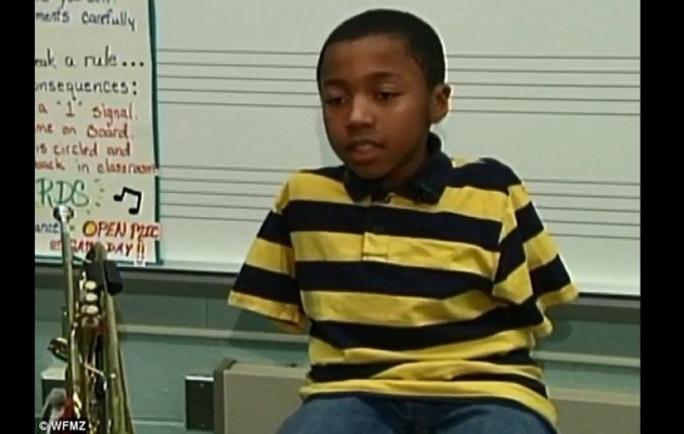 10χρονος που γεννήθηκε χωρίς χέρια παίζει τρομπέτα και συγκινεί την Αμερική