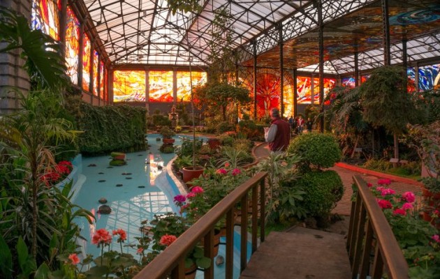 Cosmovitral: Ένας Βοτανικός Κήπος που “κολυμπά” στα βιτρό