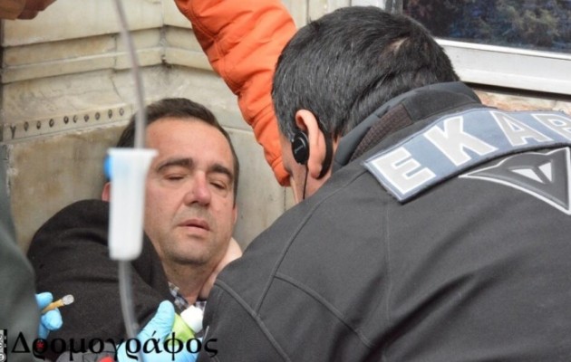 Δέρνουν αλύπητα κόσμο στο Σύνταγμα – Ο Μπαλασόπουλος χτυπημένος στο έδαφος!