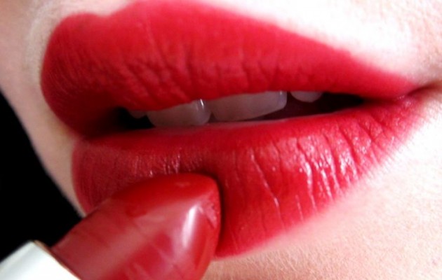 Καταρρίπτουμε το μύθο ότι το κόκκινο κραγιόν δεν είναι για όλες