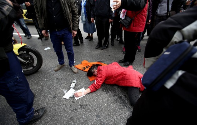 Φωτορεπορτάζ: Δείτε εικόνες από τους τραυματίες και το άγριο ξύλο στο Σύνταγμα