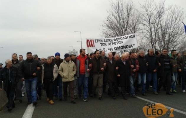 Φωτογραφίες από το κλείσιμο της Εγνατίας από αγρότες