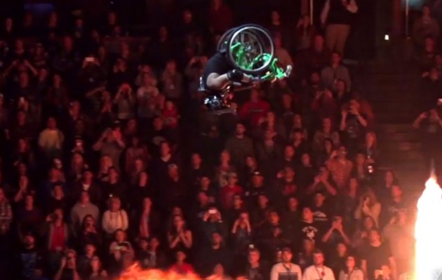 Είναι απίστευτο αυτό που κάνει με την αναπηρική καρέκλα