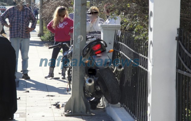 Τρομερό ατύχημα: Μηχανή σφηνώθηκε ανάμεσα σε κολόνα και φράχτη!