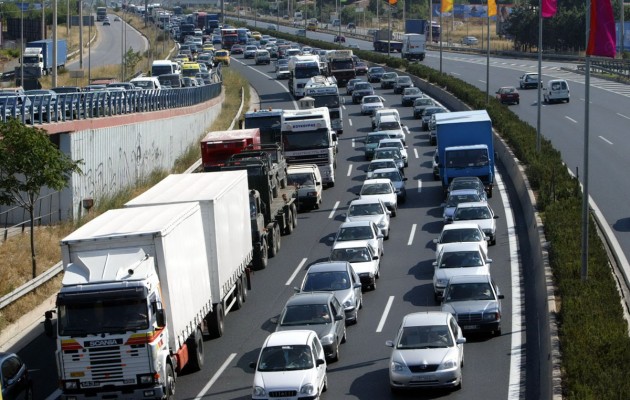 Telegraph: Οι Έλληνες βγάζουν καταθέσεις και αγοράζουν αυτοκίνητα