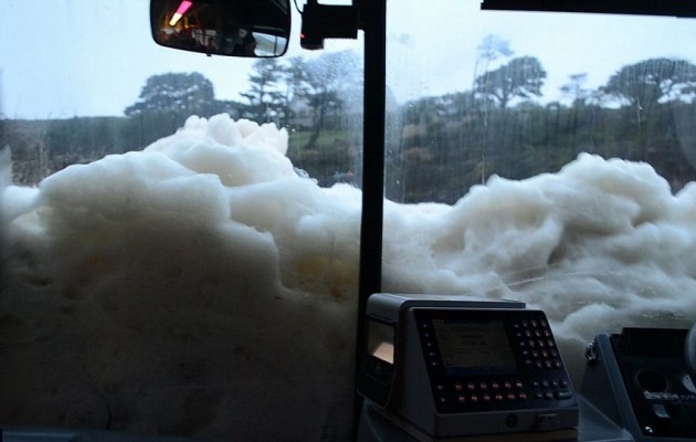 Οδηγός λεωφορείου προσπαθεί να αποφύγει τον… αφρό της θάλασσας