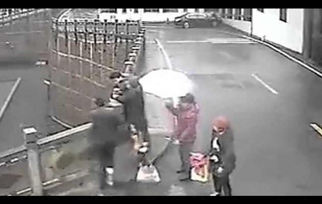 Κίνα: Περαστικοί τρέχουν για να σώσουν γυναίκα που προσπαθεί να αυτοκτονήσει από γέφυρα