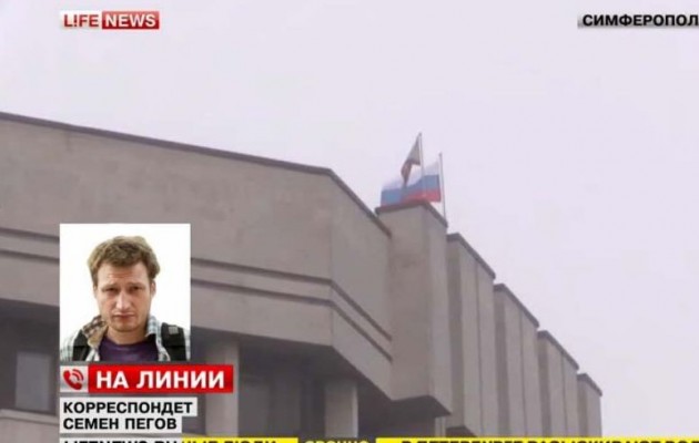 Έκτακτο: Οι πρώτες φωτογραφίες από την κατάληψη του κτιρίου στην Κριμαία – Τα τανκς στους δρόμους