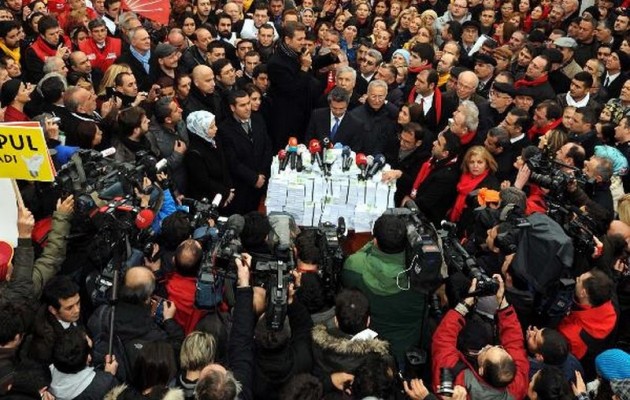“Μοίρασαν” στον κόσμο τα εκατομμύρια του Ερντογάν στην πλατεία Ταξίμ