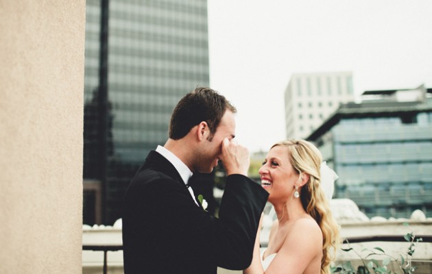 Ποιος είπε ότι οι άνδρες δεν κλαίνε στον γάμο τους;