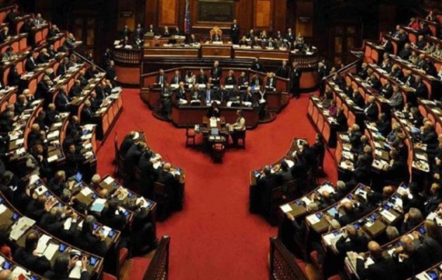 Βουλευτής έβγαλε χειροπέδες μέσα στη Βουλή – δείτε το βίντεο