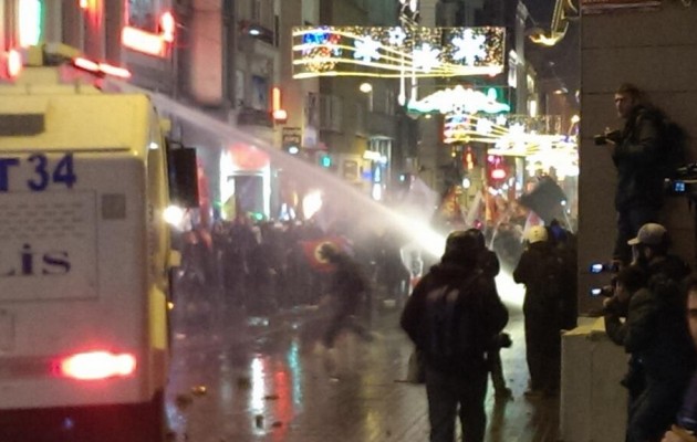 Φωτογραφίες από τις άγριες οδομαχίες στην Κωνσταντινούπολη – ο Ερντογάν “φιμώνει” το διαδίκτυο